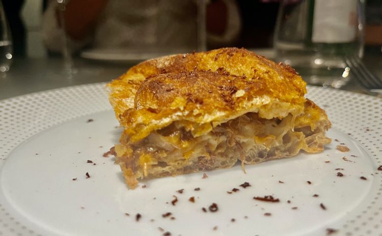 Tonda in doppia cottura con impasto aromatizzato all'orzo con crusca fermentata (Bonetta)
Genovese di cipolla di Alife, straccetti di vitellone bianco e pecora, alloro, provolone di grotta cento giorni, cioccolato fondente. L'ultimo assaggio è anche il più ricco della sequenza dei 4 piatti, che rispettavano un ordine crescente di grassezza. La genovese con la cipolla domina il palato sopra a ogni cosa
