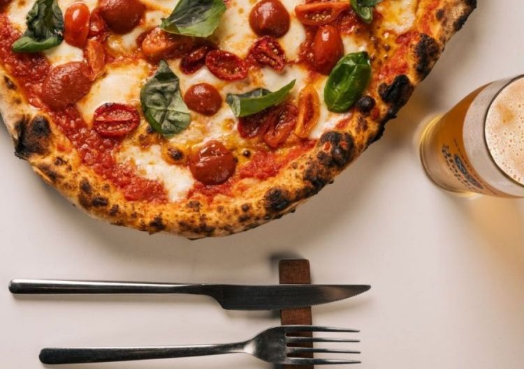 La pizza Fattore Umano è presente dall'apertura di Bro ed è la più rappresentativa con sugo scarpariello e quattro tipi diversi di pomodoro