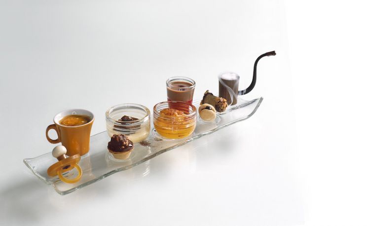 2006 - Gioccadele (dedicato ad Adele, prima figlia di Massimiliano Alajmo)
«L’infanzia e la senilità attraverso un percorso di crescita che vede i due opposti non più così distanti, come se i due punti trattenessero lo stesso filo nei due possibili versanti. Tradotti in ciuccio e pipa, simboli legati al bimbo e all’anziano, si vuole evidenziare la loro somiglianza e complementarietà. La vita e il suo mistero, la fine e il suo principio»