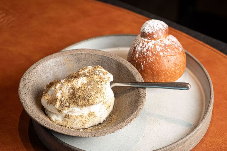 Granita alle mandorle, polvere di capperi, sale maldon e brioche fatta in casa