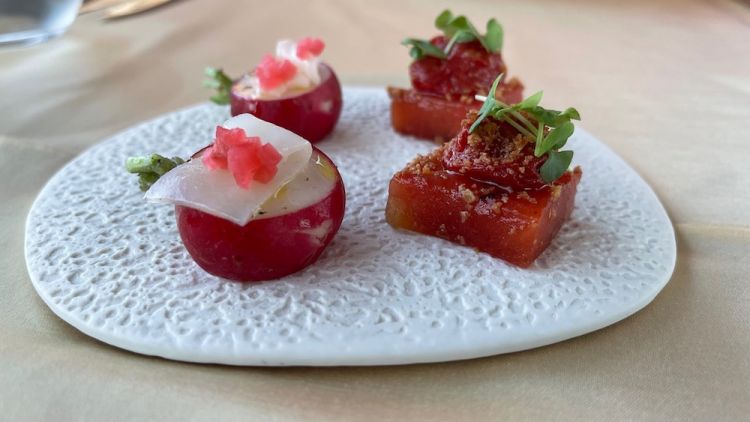 Cubo di anguria marinata e pomodoro confit
