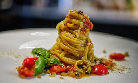 Tagliolino artigianale saltato con pomodorini secchi, capperi, origano, mollica tostata e crema di zucchine (foto Luca Managlia)
