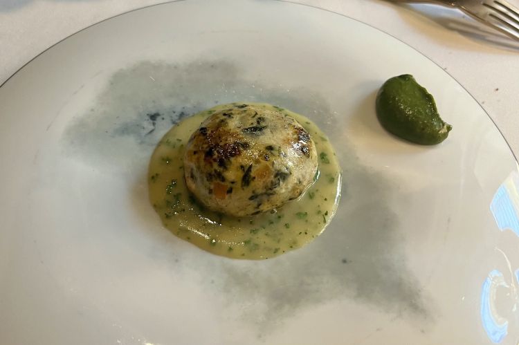 Sogliola in farcia
Una retina di maiale trattiene una mousseline di sogliola (la sua polpa con un po' di albume), cavolo nero e ceci. Il fondo alla base è dello stesso pesce, legato a una piccola parte di ceci, con erba cipollina, cerfoglio e prezzemolo: restituisce l'opulenza di un fondo di beurre blanc ma senza il burro. A lato c'è una crema di ceci, cavolo nero e aceto che aggiunge un poco di acidità. Ancora una volta, una preparazione classica ma riscritta con gusto e leggerezza
