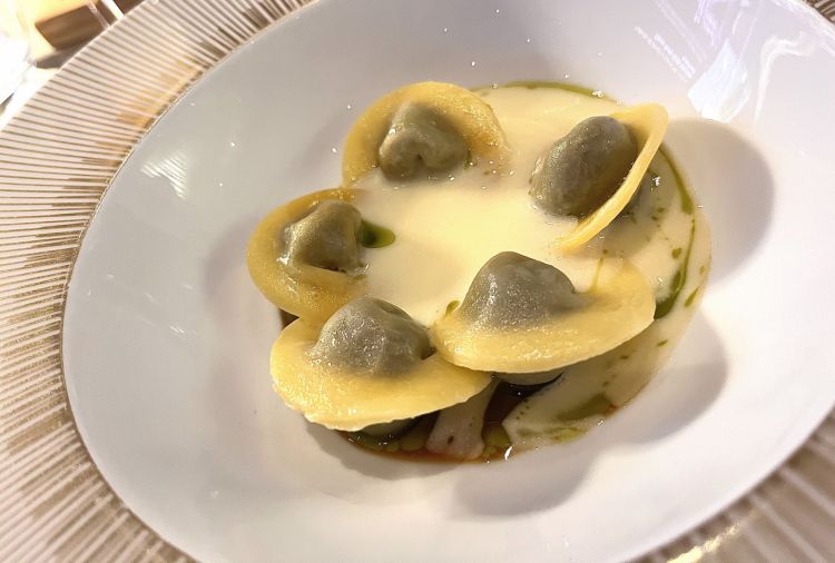 Cappelletti ai funghi, soia e alloro. Da Tèrra c'è sempre una pasta fresca, memoria del pastificio Il Matterello da cui Valerio e Lucio cominciarono a scalare il gusto dei danesi, nel 2014. Il pastificio c'è sempre e dà vita a piccole gemme come questi cappelletti di semola di grano duro che chiudono un concentrato di funghi. Burro nocciola e olio di alloro aggiungono rotondità lattica e acidità. Un puzzle felice di note boscose 
