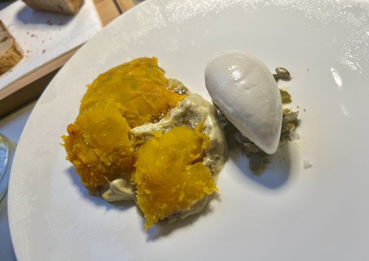 Zucca di Hokkaido al barbecue, gelato all’alloro, spuma di olio di semi di zucca e semi di zucca tostati, Viviana Varese
