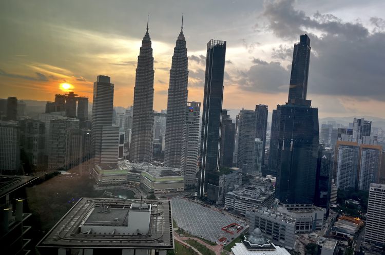 La vista sulle Petronas Tower dal ristorante, apparecchiato al 48° piano della Naza Tower