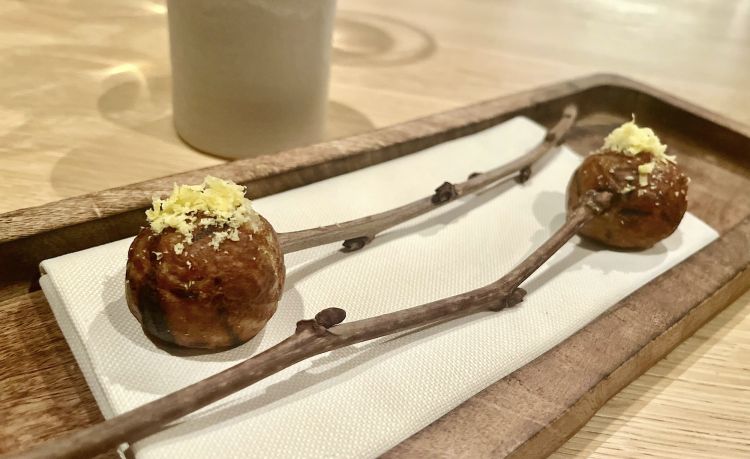 Takoyaki di granchio, ripieno di crema di granchio e tuorlo d’uovo marinato secco grattuggiato sopra. E' il secondo servizio di granchio blu, che utilizza la procedura dei takoyaki di polpo della tradizione giapponese
