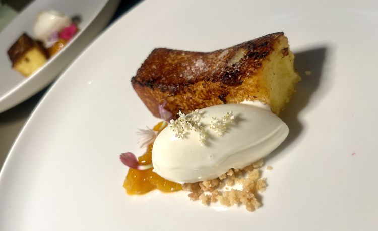 Torrija di pan brioche con mango, zafferano e gelato allo yogurt (Sacchi/Marasco)
Altro lavoro in tandem per questa torrija, della famiglia del pan perdu/french toast, una ricetta delle feste molto popolare a Madrid e in Andalusia. Il pan brioche su cui ha lavorato Sacchi gliel'ha portato Marasco dal suo panificio: latte, uova, panna, zucchero, spezie e agrumi, è lasciata a bagno per 2/3 ore, caramellata in padella con del burro chiarificato. Il condimento, un finto risotto di mango allo zafferano, è un omaggio a Milano, unito a un gelato allo yogurt denso e cremoso. Un dessert di struttura ma anche fresco, sapori intensi
