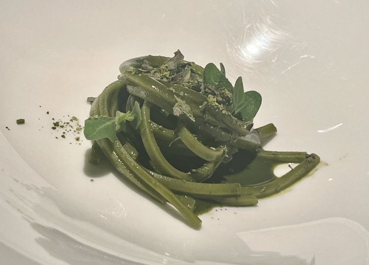 Green spaghetti alla chitarra with wild garlic in borage and lettuce sauces/reductions, herb salt, matcha tea powder, dried and pickled borage Savoury, bitter, earthy
