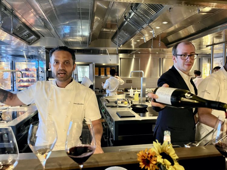 Lo chef con Emanuele Gecchele, sommelier veronese di Soave che gestisce con estro una cantina di 1.500 referenze