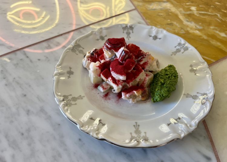 Tre piatti dell'Osteria: qui, Cappun Magro a cubetti con polvere di barbabietole