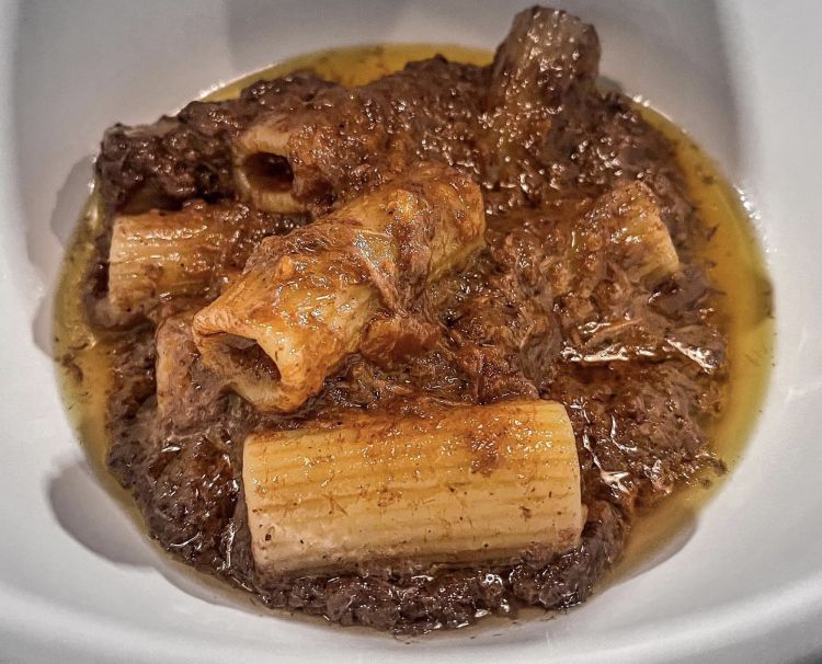 Rigatoni al salmì di pernice rossa
Rigatoni di Gragnano al dente, serviti con un saporito ed intenso salmì di pernice rossa, cotto a bassa temperatura per parecchie ore. Secondo e ultimo vino della serata, un ottimo Barbaresco Serragrilli Marchesi di Barolo 2016
