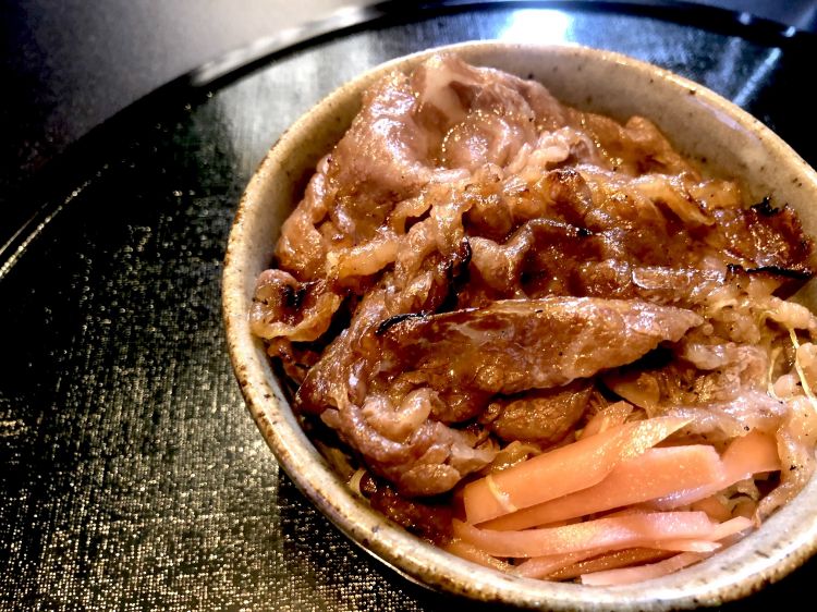 Lamine di Wagyu (marezzatura A5), marinate in salsa profumata al sake e poi scottate alla salamandra
