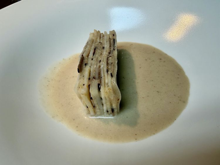 Millefoglie di sedano rapa coltivato in una local farm alle porte di Pechino, con tartufo nero dello Yunnan e una salsa di tofu fermentato super-umamica. Troppo stratifcata la millefoglie, forse, per i nostri palati