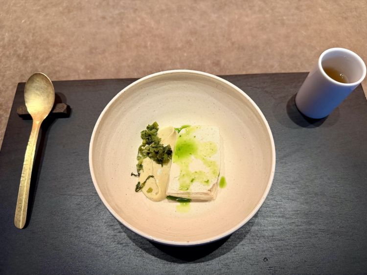 Il main course del percorso: un caldissimo consommé di 4 funghi diversi nel calicino, accompagna un tofu estratto al tavolo da un panno caldo, servito con una salsa di tofu, salsa di senape pickled e mais