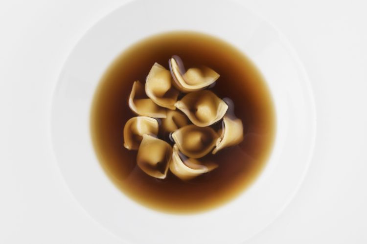 Infuso di bosco con ravioli di mandorla (2012)
I colori e i profumi dell'autunno, in versione pura e leggera. Sono ravioli ripieni di mandorla frullata a freddo immersi in un brodo di bosco, cioè un infuso di aromi e profumi (timo, maggiorana, dragoncello, aglio), leggermente affumicato con tè Lapsang Souchong, che entra ed esce subito, lasciando un accento non troppo marcato. Rendez-vous felice tra dolce e speziato
