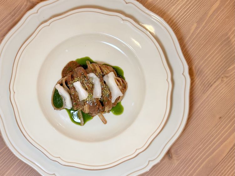 Linguine, pesto di olive, lardo e finocchietto selvatico. La linguina del Pastificio Mancini viene saltata con olio e peperoncino, quindi mantecata con pasta di olive fresche. A finire, salsa di finocchietto selvatico, fiori di finocchietto secco e lardo di Grigio del Casentino della macelleria Fracassi. Focus sull'intensità amara dell'oliva, poi una decisa componente grassa quasi come contrappasso. Piatto forse un po' irrisolto