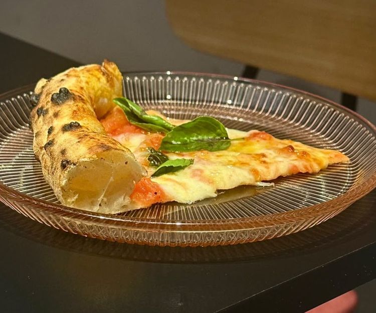 Margherita con il frutto del San Marzano in purezza, fiordilatte e basilico. Eccellente!