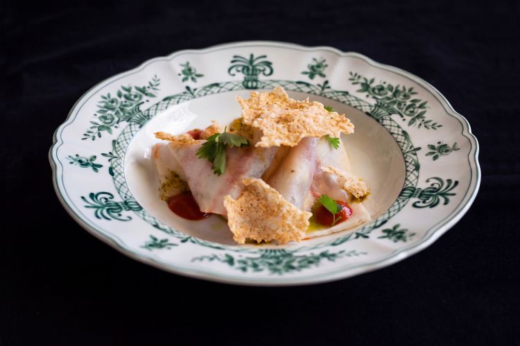 Velo di seppia, curry, lime, infuso di peperone arrosto e maionese affumicata