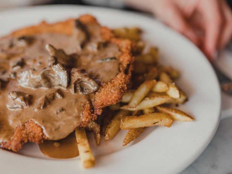 La celebre Milanesa de lomo del Cafe (foto instagram/cafemisterio)
