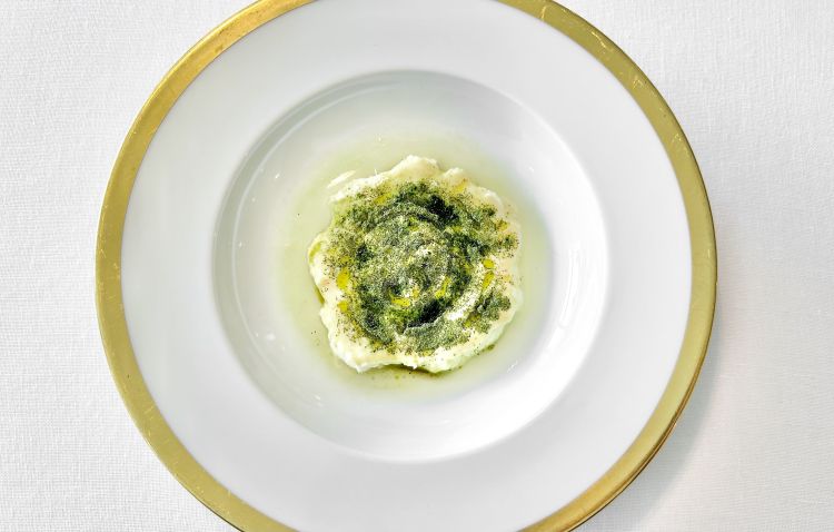 Baccalà e foglia di fico - La componente aromatica nasce interamente dalla foglia di fico, presente in polvere, in distillato e in una pasta molto densa alla base del piatto, una sorta di mou di foglie di fico. Accanto ci sono due salse di baccalà — un latte di baccalà e un intingolo di baccalà — più un baccalà mantecato all’olio, che introduce una componente più dolce, cremosa e avvolgente. Capolavoro di equilibri sottili, con i due elementi che si rincorrono e si accarezzano in armonia sublime: dolce, sapido, amaro, lattico, veg
