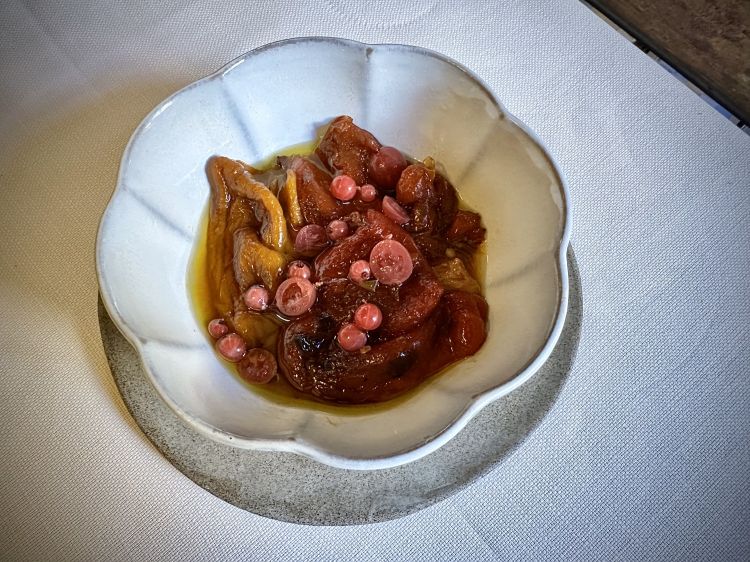 Peperoni confit, muhammara (crema mediorientale di peperoni, pomodori, cipolle arrostite e noci), olio alle foglie di cassis, ribes e uva spina fermentati. Piatto interessante, specie per le lunghe lavorazioni sui peperoni, ma un po’ troppo dolce. Servirebbe un twist di acidità o un po’ di aglio, come prevede la ricetta originale della muhammara