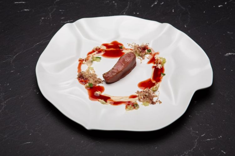 Piccione con tuberi liquidi, salsa albufera e tartufo nero