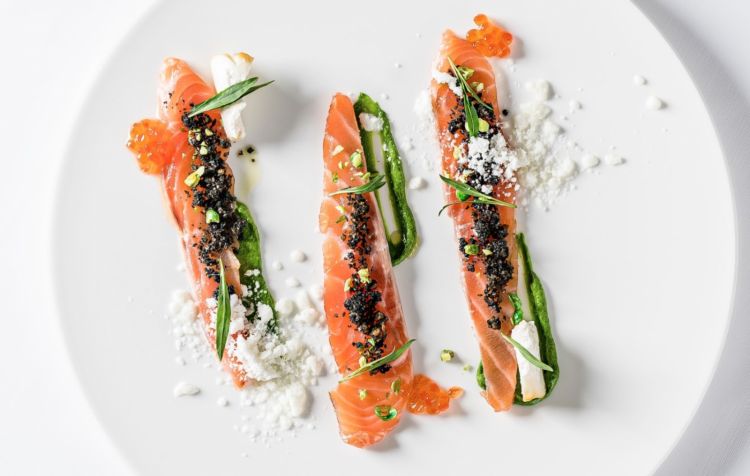 Salmone, neve di mozzarella, rucola e wasabi
