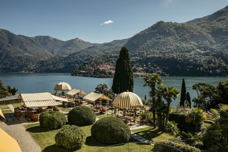Italian-style garden sloping down towards the lake. Photo Ruben Ortiz