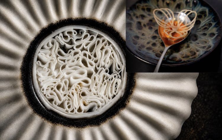 Seppia alla Viestana con limoni di mare
A sinistra, Tagliatelle di seppia cotte a bassa temperatura e disposte secondo un disegno ispirato al quilting dell'Art Nouveau. Sono accompagnate da una salsa ottenuta dalle interiora della seppia affumicate e lavorate secondo la tradizione viestana con aglio, prezzemolo e limone. A lato, un cucchiaio di limoni di mare che richiama idealmente l'unione tra le radici viestane della madre e quelle baresi del padre
