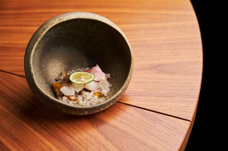 Shiizakana
Fettine sottili di triglia sakamushi (cotta al vapore con sake) su un letto di grano saraceno e sudachi. Shiizakana è normalmente un piatto di sostanza, che spesso finisce di essere cotto al tavolo del commensale (ad esempio, le classiche hot pot con fornelletto infuocato)
