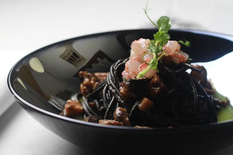 Spaghetti neri alle seppie in nero su crema di patate allo zafferano e tartare di gamberi rossi
