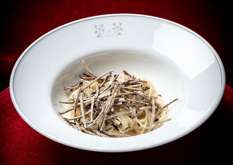 Spaghetto tiepido alle nocciole e asparago bianco, tartufo nero estivo
