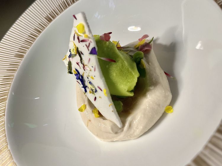 Primavera: ricotta al caramello, fave alla vaniglia, pere sottaceto e fiori
Josefina Zojza
Dopo l'inverno, la primavera di Josefina, una ricotta di un pastore toscano, macerata nel caramello salato, pere sottaceto, fave alla vaniglia, sorbetto di fave e fiori commestibile. Lattico, voluttuoso
