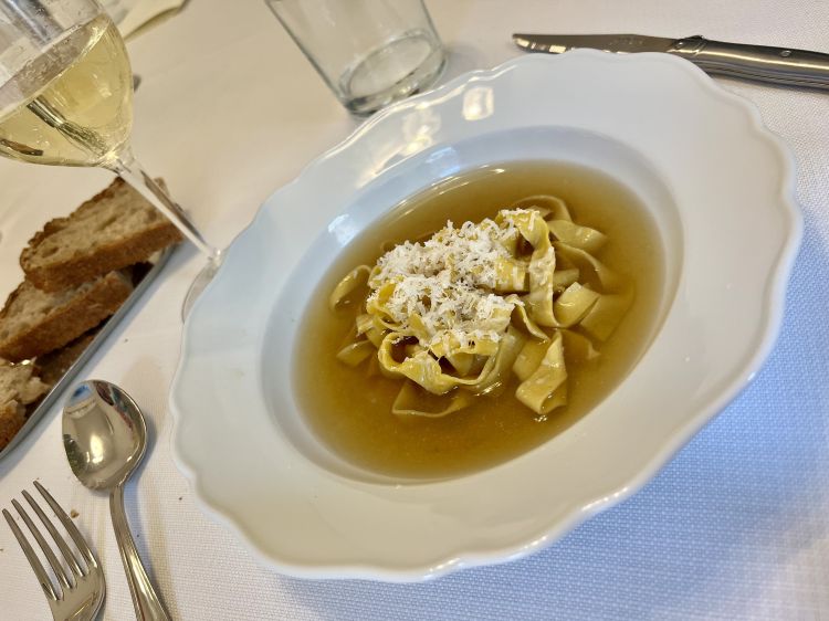 Tagliatelle, consomné di verdure dolci e Parmigiano