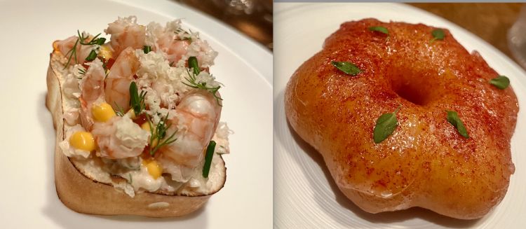 A sinistra, nella foto di Christian Remde, il tradizionale Skagen norvegese, sandwich aperto con un'insalata di gamberetti e normalmente aneto, erba cipollina, salsa ricca tipo creme fraiche o maionese e del succo di limone. Nella rilettura di Selvaggini, il piane bianco del supporto è in realtà una meringa di mela, evidente omaggio agli anni di praticantato in Spagna da Quique Dacosta, a Denia.
A destra, il geniale Mochi brioche, ricotta, sourdough miso toffee. Sono ciambelle con una base di riso glutinoso, alla maniera di un mochi. Per enfatizzare lo spessore del morso hanno sostituito nell’impasto la parte di farina con l’amido di tapioca. La brioches è cotta al vapore e poi fritta e unita a una fettina di lardo affumicato della Valdres farm, miele fermentato di Bio Tape e polvere di mirtilli rossi. Sotto c’è una salsa che rimemora il binomio sacro delle origini ricotta/miele, con invece del miso di pane di lievito madre. Tre morsi dalla voluttuosità stellare