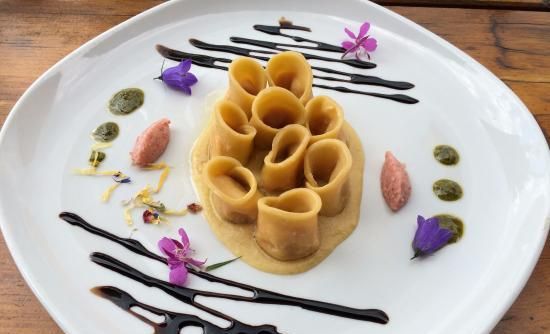 Tortelli ripieni con paté di speck e ricotta di bufala su fondo di fagioli risina e aceto balsamico di Norbert Niederkofler
