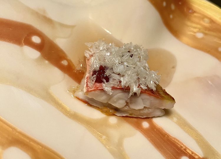 Triglia, rose e prugne umeboshi
Quelle in cima sono squame fritte e sotto c'è un consommè di rosa in assonanza con lo sciroppo al karkade del cocktail Hibiscus, che esalta la parte floreale e acidula del piatto. Strepitoso (se vi piace l'orizzonte floreale delle rose, un felice vezzo mediorientale, ricorrente nel nuovo menu)