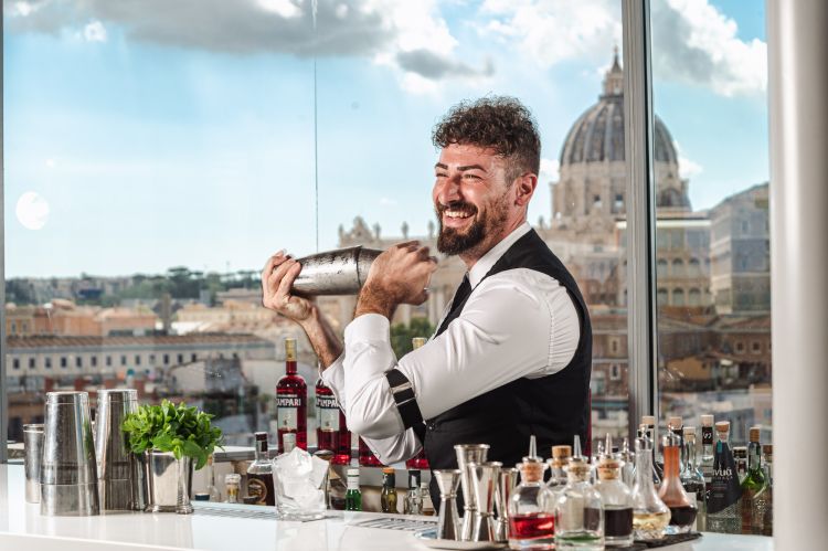 Valerio Visentin, bar manager della Terrazza. Un cocktail pre o post-cena è un'ottima idea (la consulenza è di Riccardo Martinelli)
