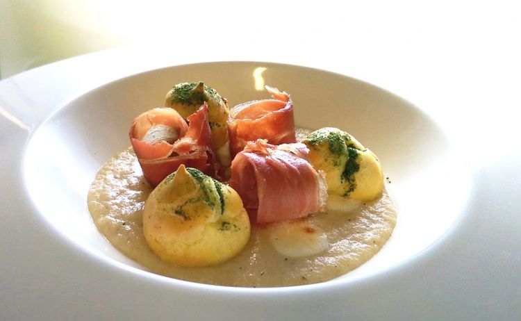 Zuppa di pane autentiko, cipolla di Cavasso, bignè con formaggio frant, crudo affumicato

