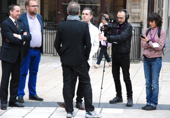Massimo Bottura intervistato a Londra la sera del 1° giugno dal giornalista Ryan King. Un'ora dopo il modenese saprà che la sua Osteria Francescana è stata votata secondo ristorante al mondo da un panel globale di 972 esperti