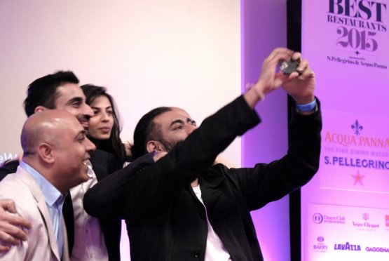 Gaggan Anand, chef del ristorante Gaggan a Bangkok, 10° classificato nell'ultima edizione dei 50 Best il 1° giugno a Londra. Anche lui non scappa dall'imperativo di un selfie