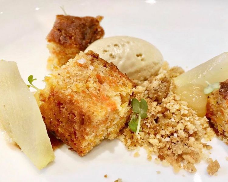 Nuovo Passato: gelato alla noce, nocino, torta di carote e pera decana. Uno dei nuovi dolci della carta a Identità Golose Milano, firmato da Gabriele Tangari