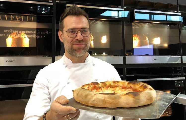 Renato Bosco con la sua pizza "a canotto" cotta nel Proven Moretti Forni
