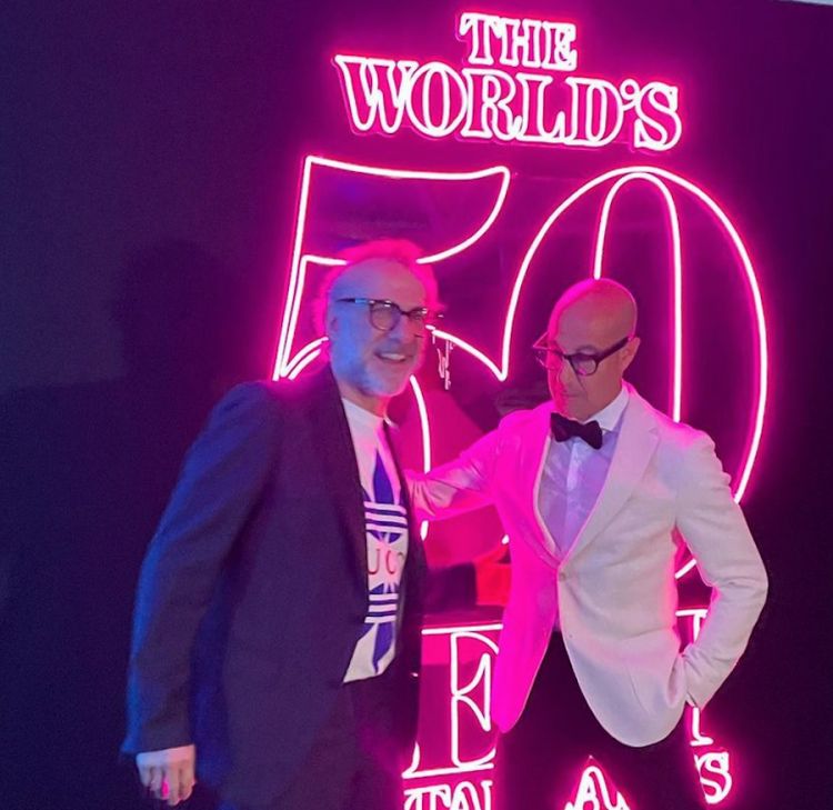 Massimo Bottura, mattatore della premiazione 2022 dei World's 50 Best Restaurants a Londra, e l'attore Stanley Tucci, presentatore ufficiale della serata
