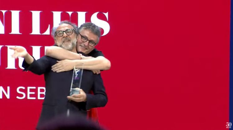 L'abbraccio tra Andoni Luis Aduriz e Massimo Bottura, che ha avuto il compito di consegnare l'Icon Award all'amico e collega basco
