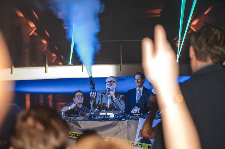 Massimo Bottura scatenato alla consolle del dj Benny Benassi, con John Elkann divertito alle loro spalle, durante l'after party della cerimonia dei 50 Best a Torino