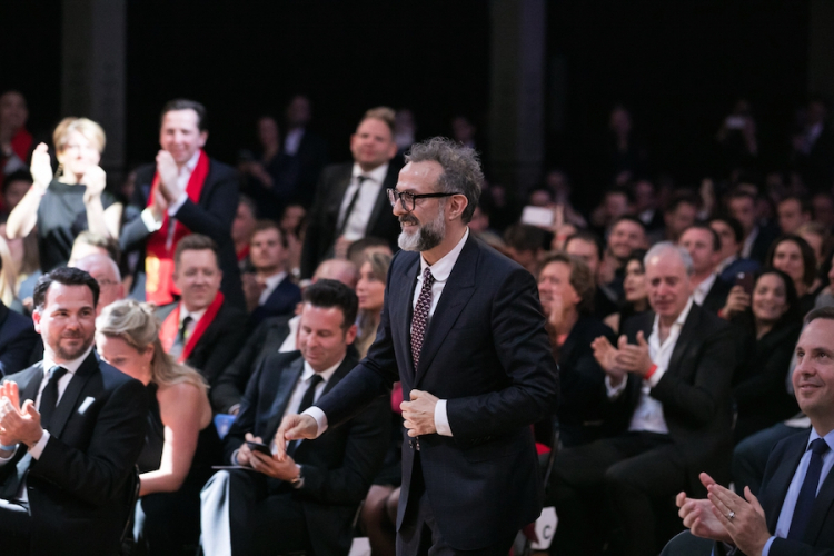 Massimo Bottura sorride mentre mercoledì 5 aprile sale sul palco dei 50 Best a Melbourne per ritirare, secondo assoluto al mondo, il premio come migliore ristoratore d'Europa. Copyright The World’s 50 Best Restaurants
