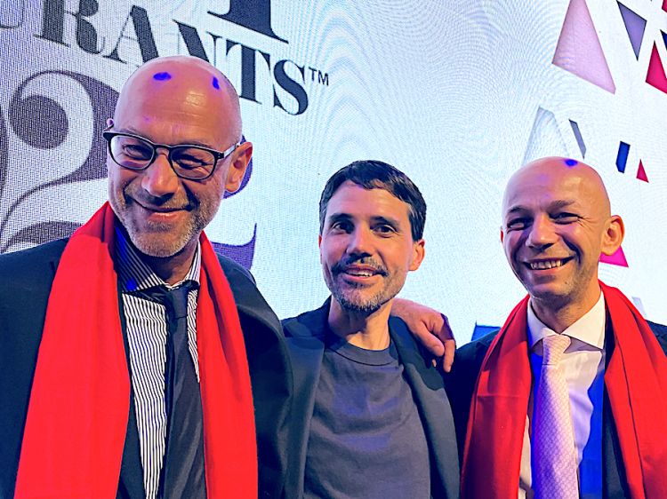 Virgilio Martinez, chef-patron del Central di Lima, secondo assoluto nella classica 2022 dei World's 50 Best Restaurants, ritratto tra i due fratelli Camanini, Giancarlo a sinistra con gli occhiali e Riccardo a destra. E quelle macchie blu sulle loro teste? Effetti speciali della coreografia
