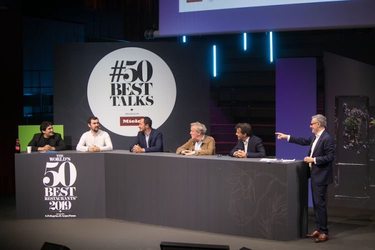 I protagonisti del dibattito sull'evoluzione dell'identità della gastronomia francese. Da sinistra Mauro Colagreco, Bertrand Grebaut, Romain Meder, Alain Passard e Yannick Alleno. Moderatore Eric Brunet
